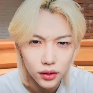 🤨 d7905a35 Felix K-Pop, Koreanisch, Idol, Sänger, blonde Haare, Mann, Felix, Stray Kids telegram sticker