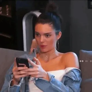 ✨ 193fa8d7 Kendall Jenner pessoa, mulher, celebridade, modelo, telefone, jaqueta jeans whatsapp sticker