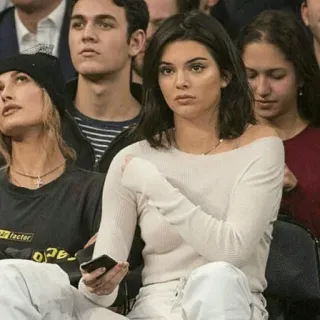 ✨ 2b6f0fde pessoas, celebridades, mulheres, sentada whatsapp sticker