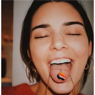 ✨ 721ba22a Kendall Jenner Modelo, Celebridade, Retrato, Jóias, Língua, Colar, Rosto whatsapp sticker