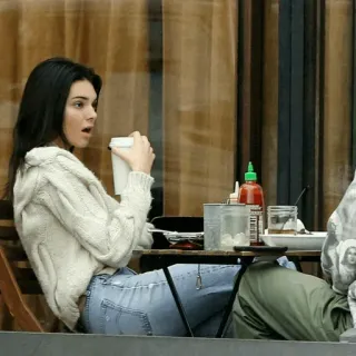 ✨ 8d01338b Kendall Jenner mulher, modelo, pessoa, sentada, roupa casual, mesa, café whatsapp sticker