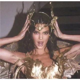 ✨ dd2e4e91 Kendall Jenner Modelo, Celebridade, Fantasia, Ouro, Asas, Moda whatsapp sticker