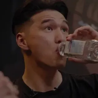 😳 01ccf94c pria, minum, air, botol, dewasa telegram sticker