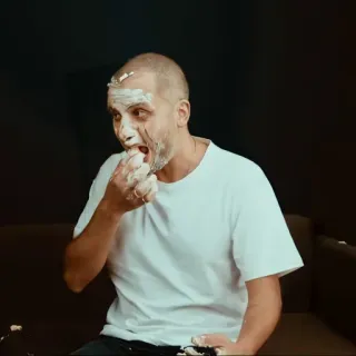 🤠 48a157f6 pria, makan, kue, makanan, potret, kemeja putih telegram sticker