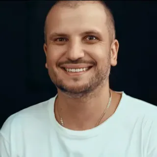 😁 4ef91097 pria, potret, senyum, kasual, orang, kaos putih telegram sticker