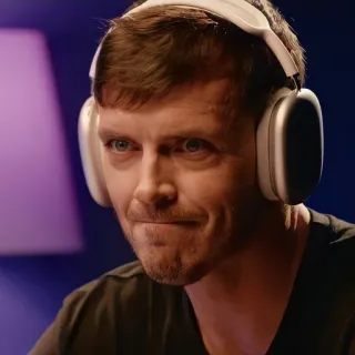 😐 86504f3c pria, headphone, potret, orang, mendengarkan, musik telegram sticker