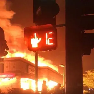 🧡 172eecbc dito medio, vaffa, palazzo in fiamme, protesta, violenza, aggressività telegram sticker