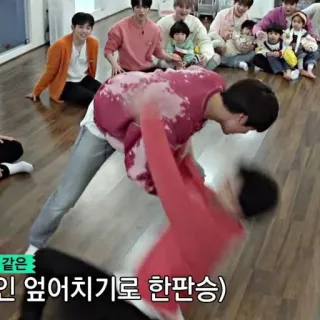 🦦 80f2fba3 같은 people, group, indoor, floor, room, activity, Korean whatsapp sticker