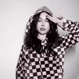 🍷 41efe1e4 persona, mujer, sudadera a cuadros, gesto ofensivo whatsapp sticker