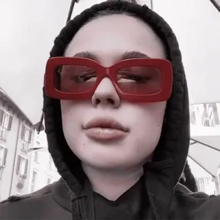 🍷 88bf4d79 mujer, gafas de sol, retrato, gafas de sol rojas, selfie whatsapp sticker