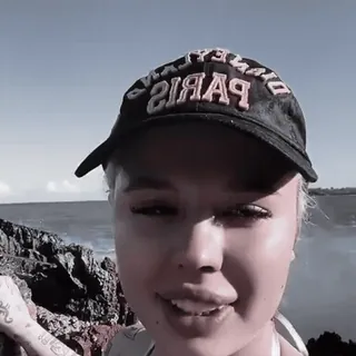 🍷 a95ddca8 PARIS mujer, sombrero, París, persona, selfie whatsapp sticker