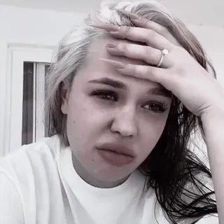 🍷 fc5cc6a1 mujer, triste, llorando, molesta, retrato, anillo whatsapp sticker