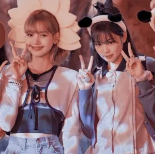 🏹 16fa5639 mensen, vrouwen, vredesteken, poseren, glimlachen, vriendschap telegram sticker