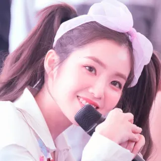 🧉 0d1e2940 femme, microphone, souriant, femme, personne, portrait telegram sticker