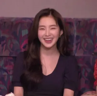 🏹 2929f27f femme, sourire, intérieur, portrait, personne, expression faciale telegram sticker