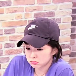 🍶 db593edd femme, personne, portrait, chapeau, triste telegram sticker