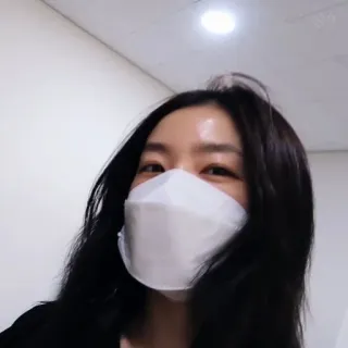 😷 24f347a9 Frau, Mundschutz, Innenbereich, Selfie, Gesundheit telegram sticker