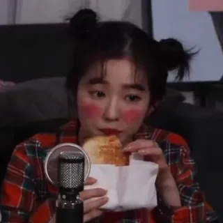 🥯 5b6603ee Frau, essen, Sandwich, Porträt, drinnen telegram sticker