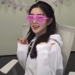 🧚‍♀ e4c5d596 HAPPY B'HDAY osoba, kobieta, okulary przeciwsłoneczne, uśmiech, wszystkiego najlepszego, świętowanie, impreza telegram sticker