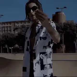 💶 19e845aa мужчина, дреды, солнцезащитные очки, оскорбительный жест, стритвир, футболка telegram sticker