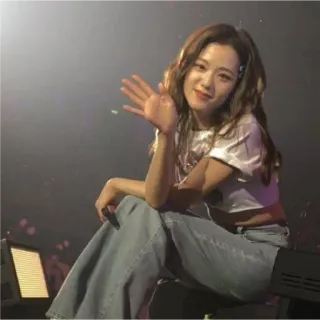 👋 72049827 wanita, duduk, jeans, melambai, kpop, asia, konser, penyanyi telegram sticker