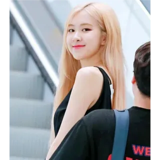 🙂 5eeec548 donna, capelli biondi, persona, maglietta nera, sorridente, coreana, rosa whatsapp sticker