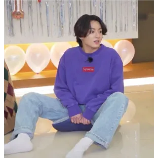 🙂 1cd9f450 ผู้ชาย, นั่ง, ชุดลำลอง, เสื้อสเวตเตอร์, กางเกงยีนส์, ในร่ม whatsapp sticker