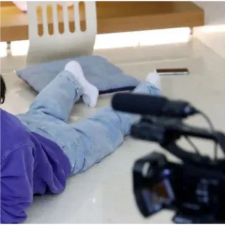 🙂 f129af30 คน, กล้อง, นอน, พื้น, สตูดิโอ whatsapp sticker