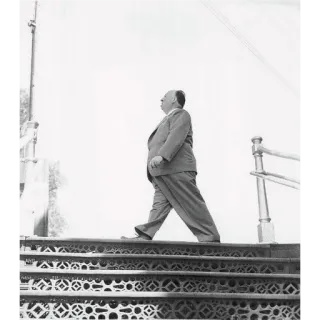 🚶 bafd720c homme, escalier, marche, costume, noir et blanc, extérieur whatsapp sticker