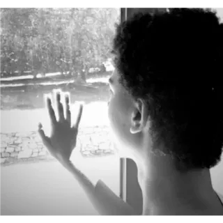 😭 fc572473 pessoa, janela, preto e branco, devaneio, contemplação telegram sticker