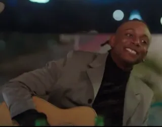 🎸 f19749dd người đàn ông, guitar, áo vest, nhạc sĩ, mỉm cười, biểu diễn telegram sticker