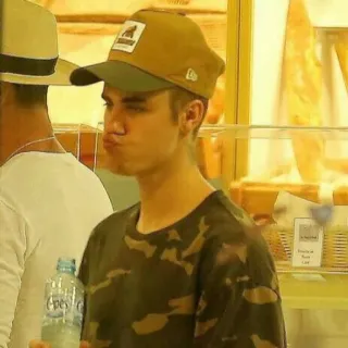 😑 37e623b3 남자, 사람, 성인, 모자, 위장, 티셔츠, 물병 telegram sticker