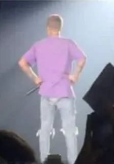 😐 4a6e1048 사람, 보라색 셔츠, 마이크, 등, 남자, 유명인 telegram sticker