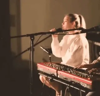 ✨ 06799326 kobieta, śpiew, keyboard, występ, muzyka, muzyka na żywo telegram sticker