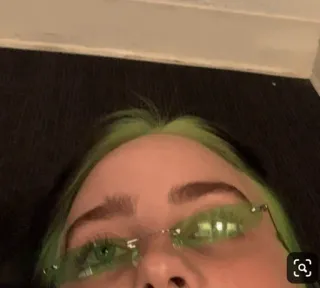 ✨ 282a5308 Billie Eilish Billie Eilish, piosenkarka, okulary, zielone włosy, celebrytka, gwiazda pop telegram sticker