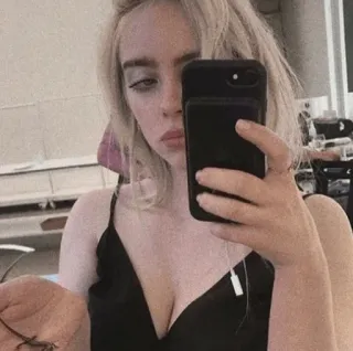 ✨ 2eef6345 Billie Eilish billie eilish, muzyk, piosenkarka, selfie, celebrytka, kobieta telegram sticker