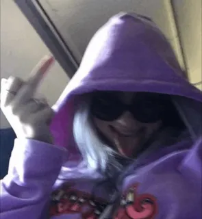 ✨ 6bc4286d środkowy palec, obraźliwy gest, kobieta, fioletowa bluza z kapturem telegram sticker