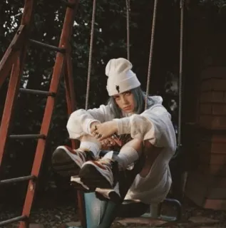 ✨ 73d01f1f osoba, kobieta, huśtawka, siedzi, kapelusz, na dworze, portret telegram sticker