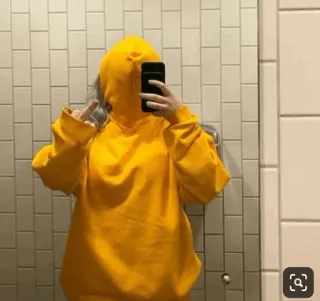 ✨ dfe239f8 żółta bluza, selfie w lustrze, środkowy palec, obraźliwy gest, nastolatek, łazienka telegram sticker