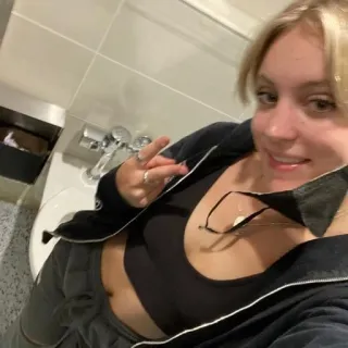 💓 578d1ebe donna, selfie, bagno, casual, segno di pace, interno telegram sticker