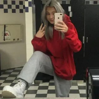 🌟 8c54753e donna, segno di pace, selfie, interno, bagno, capelli grigi telegram sticker