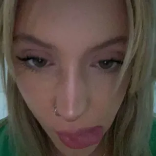 💓 e70ed667 donna, persona, ritratto, viso, bionda, che guarda in basso telegram sticker