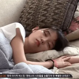 😪 64da9ed9 10:30 영국 마지막 버스킹! 맨체스터 시민들을 눈물짓게 한 특별한 선곡은? sleeping, person, indoors, Korean whatsapp sticker