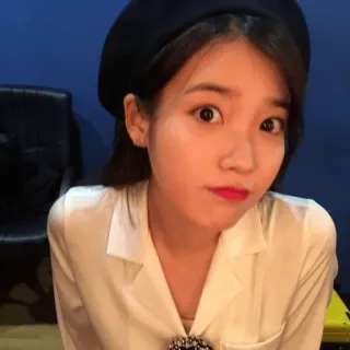 🙂 d3b0de7a IU korean singer, actress, IU, celebrity, fashion, beret whatsapp sticker