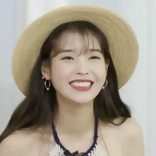 🪜 366aa7e0 IU IU, 歌手, セレブ, 帽子, 笑顔 telegram sticker