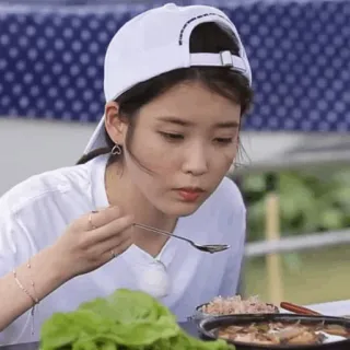 🦋 1bdc69c9 IU IU, manger, nourriture, Kpop, chanteur, célébrité whatsapp sticker