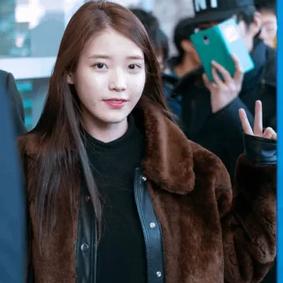 🦋 387bda6e IU IU, K-pop, chanteuse, signe de paix, célébrité, coréenne, actrice whatsapp sticker