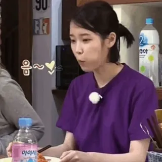 🦋 397367f3 IU 음~♡ manger, nourriture, coréen, chanteuse, femme, asiatique whatsapp sticker