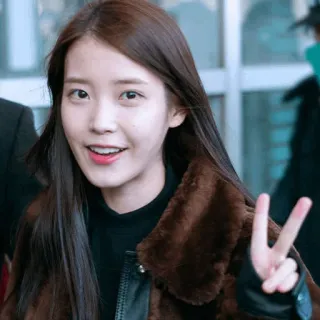 🦋 6b87c4ca IU IU, K-pop, chanteuse, signe de paix, célébrité, femme whatsapp sticker