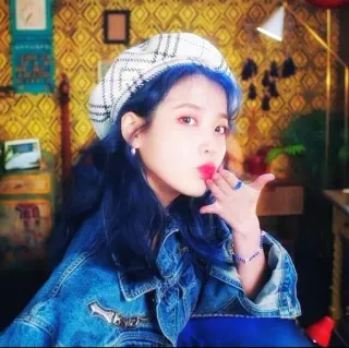 😘 29ccb546 IU IU, 韩流, 歌手, 韩国, 蓝发, 帽子, 飞吻 telegram sticker
